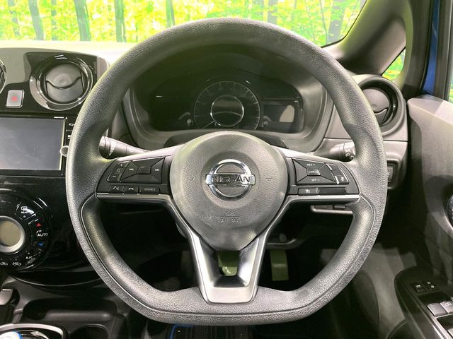 �C���e���A�ɍ��킹���f�U�C���̃X�e�A�����O�́A�^�]�������̂��Ƃ��l���A�^�]���₷���`��A�傫���ł��B�����x�A���ۂɐG���Ă��m���߂��������B