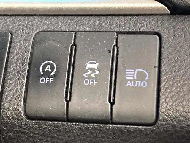 【アダプティブハイビーム】遠くまで明るく照らすハイビームを先行車や対向車に照射しない様、自動で調整!毎回手動で切り替える必要がなく、夜間走行時のストレスも軽減。安全性向上にも寄与します。