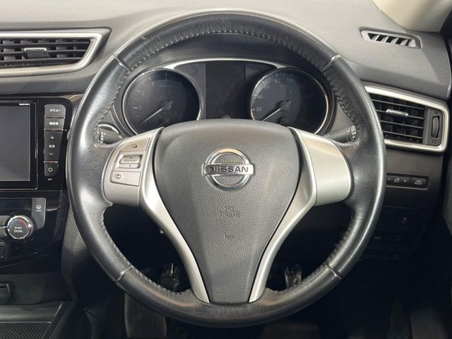 �C���e���A�ɍ��킹���f�U�C���̃X�e�A�����O�́A�^�]�������̂��Ƃ��l���A�^�]���₷���`��A�傫���ł��B�����x�A���ۂɐG���Ă��m���߂��������B