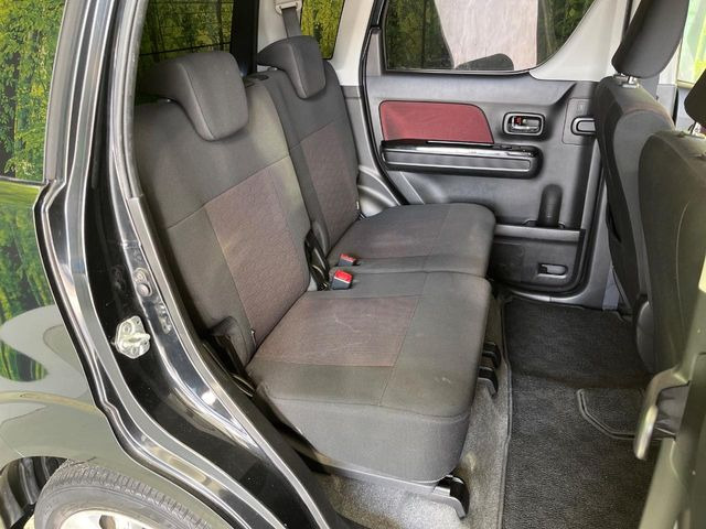 後部座席も気になるようなキズ・汚れやへたり等、大きなダメージはなく、良好な状態です。