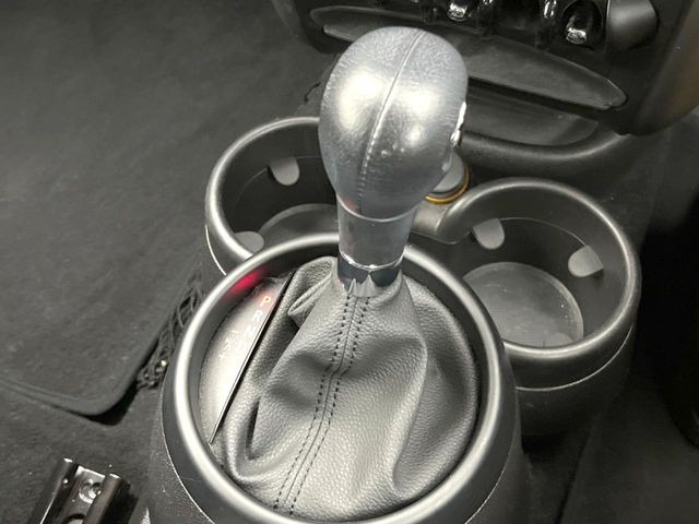 ●MTモード付きAT:通常は自動でおこなわれる変速(ギアチェンジ)をドライバーの操作によって意図的に変えられるシステムです。より一層普段のドライブをお楽しみいただけます!