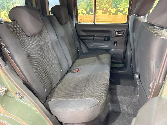 後部座席も気になるようなキズ・汚れやへたり等、大きなダメージはなく、良好な状態です。