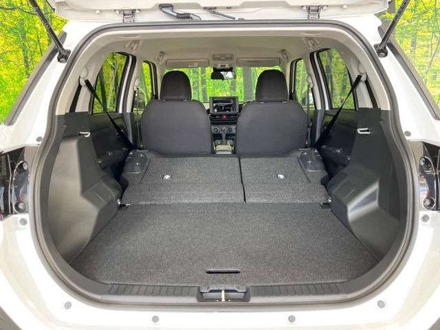 ���i�̂���������ʋ΁A���}���ɏ\���ȉ׎��X�y�[�X���m�ۂ��Ă���܂��B�Z�J���h�V�[�g��|���ƁA�傫�ȉו��̐ύڂ��\�ł���