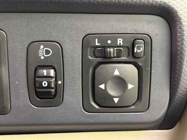 【電動格納ミラー】サイドミラーは電動格納式となっており、狭い駐車場でもキズがつくリスクを抑えられます。