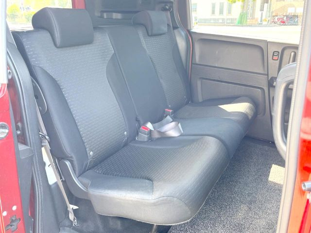 後部座席も気になるようなキズ・汚れやへたり等、大きなダメージはなく、良好な状態です。