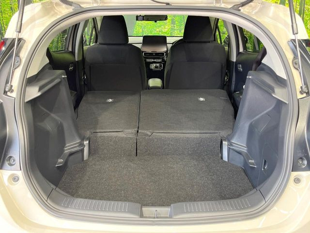 ���i�̂���������ʋ΁A���}���ɏ\���ȉ׎��X�y�[�X���m�ۂ��Ă���܂��B�Z�J���h�V�[�g��|���ƁA�傫�ȉו��̐ύڂ��\�ł���