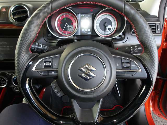 手になじみやすい革巻きステアリング