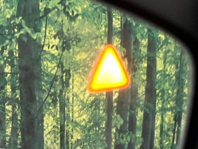 �y�u���C���h�X�|�b�g���j�^�����O�z���s���A�h�A�~���[�̎��p�ɂȂ�₷���ӏ��Ɍ㑱�Ԃ��ڋ߂���ƃT�C�h�~���[�t�߂Ɍx����\���A�h���C�o�[�ɒ��ӊ��N�����Ă���܂��B