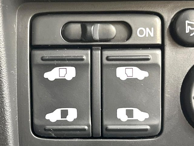 【両側パワースライドドア】スマートキーや運転席のスイッチで後席両側スライドドアの開閉が可能♪電動だから力を入れてドアを開ける必要が無く、小さなお子様でも簡単に開け閉めでき快適です♪