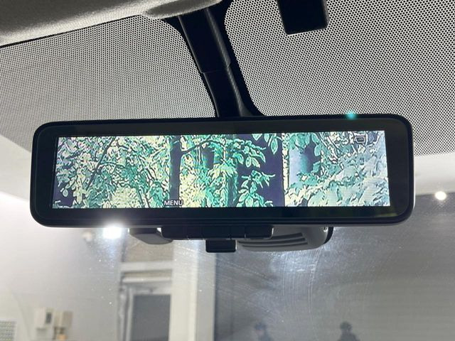 【インテリジェントルームミラー】後席の大きな荷物や同乗者で後方が確認しづらい時でも安心!カメラが撮影した車両後方の映像をルームミラー内に表示。クリアな視界で状況の確認が可能です!