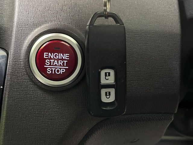 �yHonda�X�}�[�g�L�[�z�J�o����|�P�b�g�ɓ��ꂽ�܂܂ł��h�A�̎{���E�������\�ȃX�}�[�g�L�[�𑕔��B�G���W���̃I���E�I�t�����J�M�����o���K�v����������Ƃ��Ă��֗��ł���