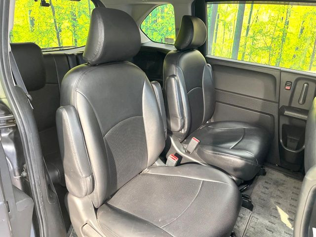 後部座席も気になるようなキズ・汚れやへたり等、大きなダメージはなく、良好な状態です。