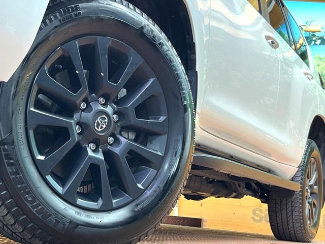 �y����18�C���`�A���~�z�C�[���z�O�ςɃ}�b�`���������A���~�z�C�[���𑕒����Ă���܂��B�e��ЊO�A���~�z�C�[����A�X�^�b�h���X�^�C�����戵�����Ă���܂��B���񂲑��k����������