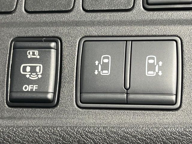 【ハンズフリー機能付き両側パワースライドドア】スライドドアの下に足先を入れてすぐ引くと、自動的にスライドドアが開閉します!荷物で両手がふさがった状態でも、ドアの開閉ができてとっても便利!