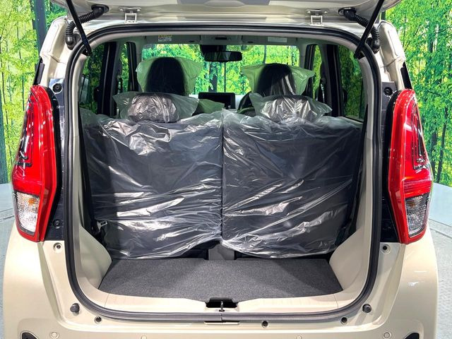 ���i�̂���������ʋ΁A���}���ɏ\���ȉ׎��X�y�[�X���m�ۂ��Ă���܂��B�Z�J���h�V�[�g��|���ƁA�傫�ȉו��̐ύڂ��\�ł���