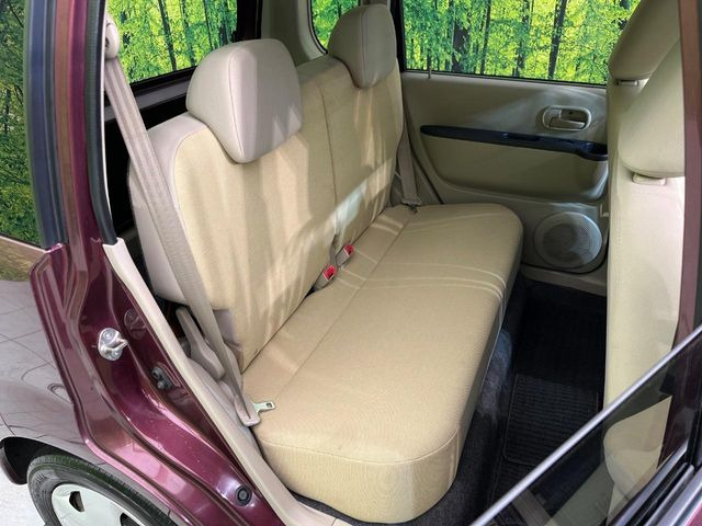 後部座席も気になるようなキズ・汚れやへたり等、大きなダメージはなく、良好な状態です。