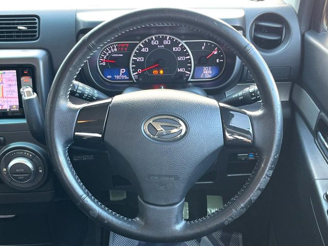 �C���e���A�ɍ��킹���f�U�C���̃X�e�A�����O�́A�^�]�������̂��Ƃ��l���A�^�]���₷���`��A�傫���ł��B�����x�A���ۂɐG���Ă��m���߂��������B