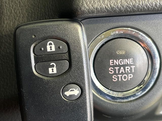 �y�X�}�[�g�L�[�z�J�o����|�P�b�g�ɓ��ꂽ�܂܂ł��h�A�̎{���E�������\�ȃX�}�[�g�L�[�𑕔��B�G���W���̃I���E�I�t�����J�M�����o���K�v����������Ƃ��Ă��֗��ł���