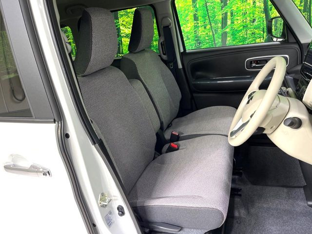 運転席まわりには十分なスペースがあり、大柄な方でもゆったり運転していただける環境です。