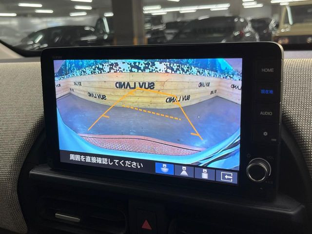 【バックカメラ】駐車時に後方がリアルタイム映像で確認できます。大型商業施設や立体駐車場での駐車時や、夜間のバック時に大活躍!