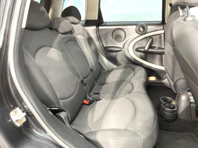 ●後部座席も気になるようなキズ・汚れやへたり等、大きなダメージはなく、良好な状態です。