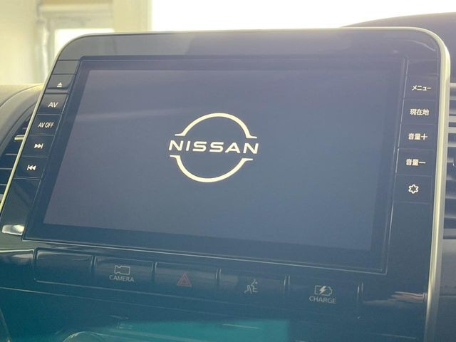 【大画面ナビ】人気の大型10インチナビを装備。存在感のある大画面はインパクト大!ナビ利用時のマップ表示は見やすく、テレビやDVDは臨場感がアップ!いつものドライブがグッと楽しくなります♪