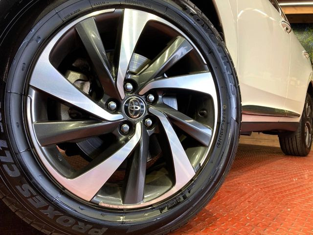 【純正18インチアルミホイール】外観にマッチした純正アルミホイールを装着しております。各種社外アルミホイールや、スタッドレスタイヤも取扱いしております。是非ご相談ください♪