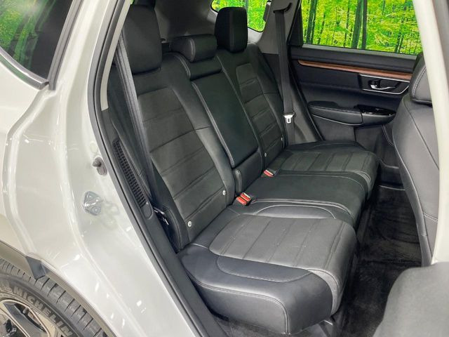 広々とした2列目シートは居住性が高く、居心地も快適!友達や家族とのお出かけにぴったりです。ベビーシートやチャイルドシート使用時も快適にお過ごしいただける十分な空間を確保しています。