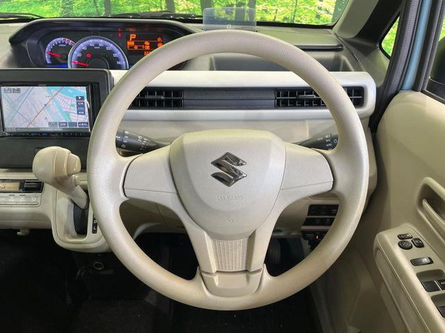 �C���e���A�ɍ��킹���f�U�C���̃X�e�A�����O�́A�^�]�������̂��Ƃ��l���A�^�]���₷���`��A�傫���ł��B�����x�A���ۂɐG���Ă��m���߂��������B