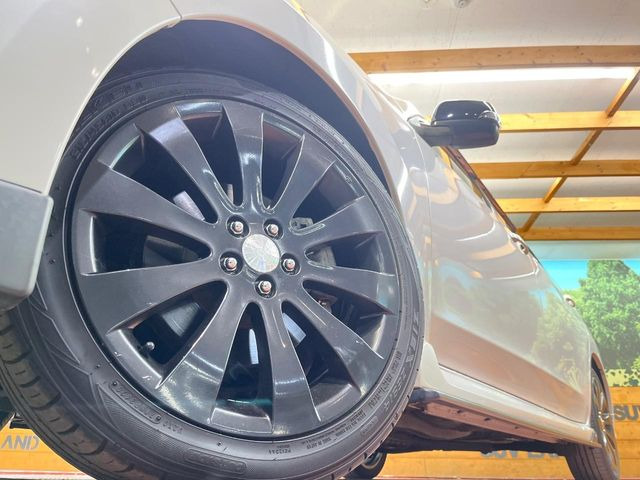 �y����18�C���`�A���~�z�C�[���z�O�ςɃ}�b�`���������A���~�z�C�[���𑕒����Ă���܂��B�e��ЊO�A���~�z�C�[����A�X�^�b�h���X�^�C�����戵�����Ă���܂��B���񂲑��k����������