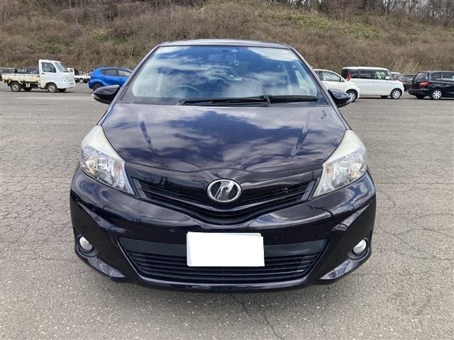 ヴィッツ1.3 F シエル 4WD