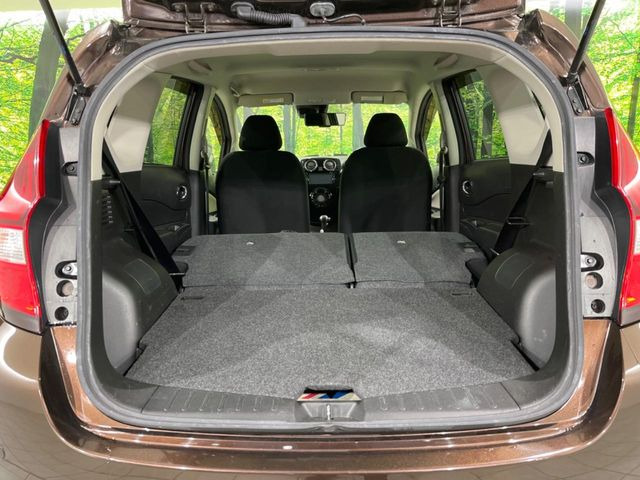 ���i�̂���������ʋ΁A���}���ɏ\���ȉ׎��X�y�[�X���m�ۂ��Ă���܂��B�Z�J���h�V�[�g��|���ƁA�傫�ȉו��̐ύڂ��\�ł���