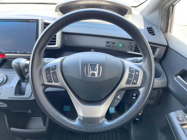 �C���e���A�ɍ��킹���f�U�C���̃X�e�A�����O�́A�^�]�������̂��Ƃ��l���A�^�]���₷���`��A�傫���ł��B�����x�A���ۂɐG���Ă��m���߂��������B