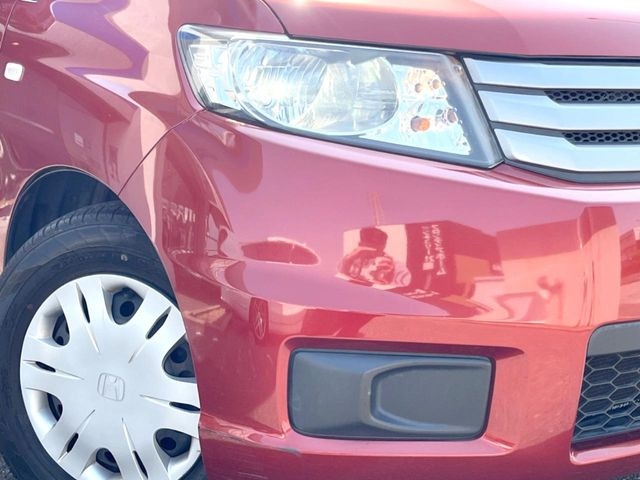 【HIDヘッドライト】非常に明るく前方を照らしてくれるので、悪天候や夜間の走行時も視界良好で安心してお乗りいただけます。