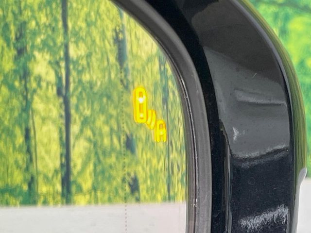 【ブラインドスポットモニター】走行中、ドアミラーの死角になりやすい箇所に後続車が接近するとサイドミラーのレンズに警告を表示!ドライバーに注意喚起をしてくれます。