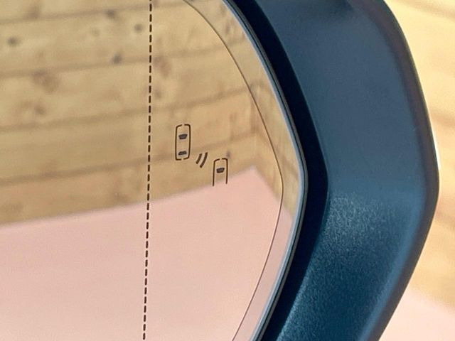 【ブラインドスポットモニター】走行中、ドアミラーの死角になりやすい箇所に後続車が接近するとサイドミラーのレンズに警告を表示!ドライバーに注意喚起をしてくれます。