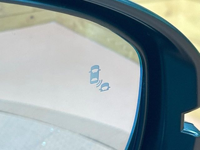 【ブラインドスポットインフォメーション】走行中、ドアミラーの死角になりやすい箇所に後続車が接近するとサイドミラー付近に警告を表示、ドライバーに注意喚起をしてくれます。