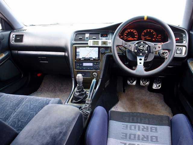 �������Y��Ƀ��[���N���[�j���O�ς݂ƂȂ�܂��B���΂��̌��ȏL����F���܂̏L����������܂���B����]�ɉ�����RECARO���Ȃǂ̃X�|�[�c�V�[�g�ɕύX���\�ł��B���C�y�ɂ����k�������܂�