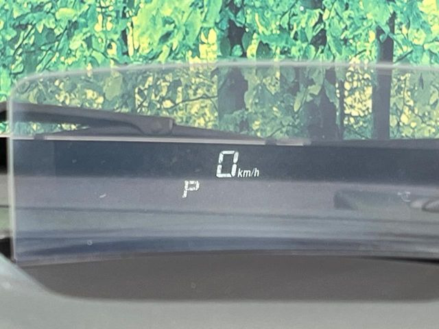 【ヘッドアップディスプレイ】現在の速度や走行情報をデジタル表示で運転席前方のガラスに投影!運転中、目線をずらさず必要な情報を確認できるのでとっても便利で安心!