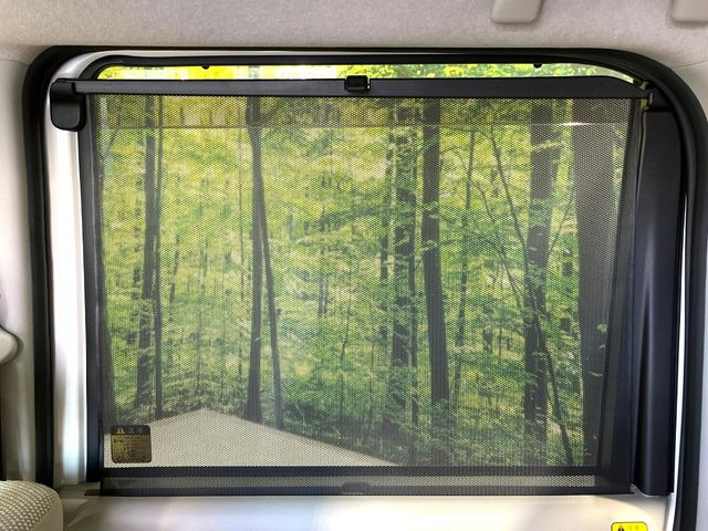 【ロールシェード】日差しや車外からの光が眩しいときにサッと引き出して使える、ロール格納タイプのサンシェードを装備。後席に乗ったお子様がウトウトしだした時など、ぜひご活用ください♪