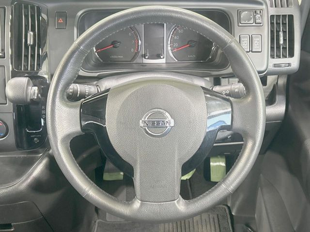 �C���e���A�ɍ��킹���f�U�C���̃X�e�A�����O�́A�^�]�������̂��Ƃ��l���A�^�]���₷���`��A�傫���ł��B�����x�A���ۂɐG���Ă��m���߂��������B