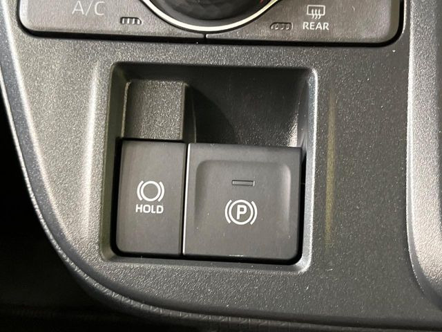 【電動パーキングブレーキ】パーキングブレーキは便利な電動式!ボタン一つで操作でき、アクセルを踏めば自動で解除されます♪レバーやペダルが無いので運転席廻りもすっきりしますね♪