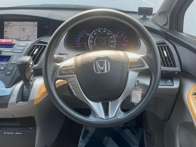 �C���e���A�ɍ��킹���f�U�C���̃X�e�A�����O�́A�^�]�������̂��Ƃ��l���A�^�]���₷���`��A�傫���ł��B�����x�A���ۂɐG���Ă��m���߂��������B