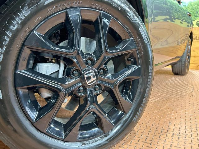 【純正18インチアルミホイール】外観にマッチした純正アルミホイールを装着しております。各種社外アルミホイールや、スタッドレスタイヤも取扱いしております。是非ご相談ください♪