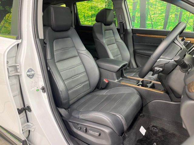 運転席まわりには十分なスペースがあり、大柄な方でもゆったり運転していただける環境です。