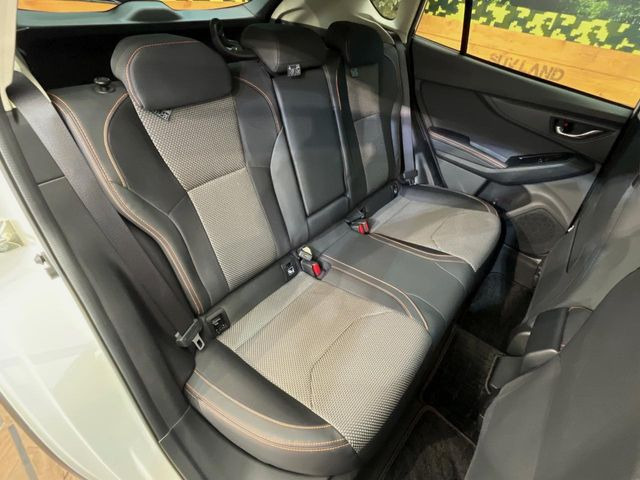 広々とした2列目シートは居住性が高く、居心地も快適!友達や家族とのお出かけにぴったりです。ベビーシートやチャイルドシート使用時も快適にお過ごしいただける十分な空間を確保しています。