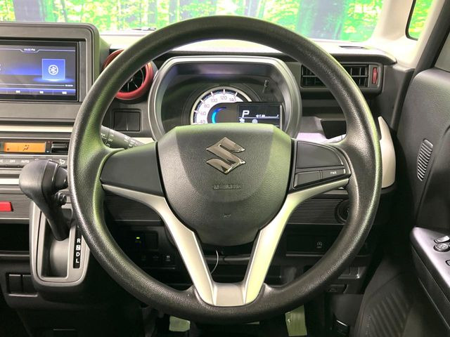 �C���e���A�ɍ��킹���f�U�C���̃X�e�A�����O�́A�^�]�������̂��Ƃ��l���A�^�]���₷���`��A�傫���ł��B�����x�A���ۂɐG���Ă��m���߂��������B