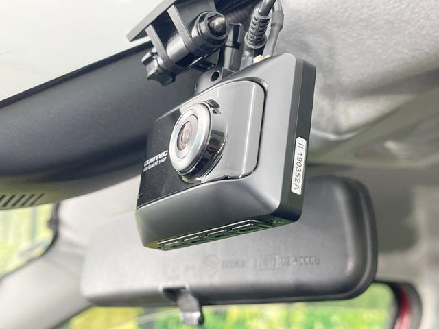 【ドライブレコーダー】安心・安全なカーライフに必須のドライブレコーダーを装備!走行中はもちろん、あおり運転や事故に遭遇した際の状況も映像で記録し、万一のリスクに備えます。