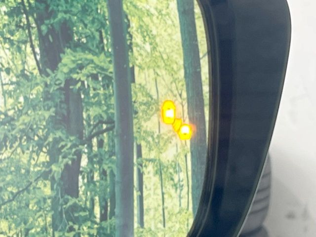 【後方車輛検知】走行中、ドアミラーの死角になりやすい箇所に後続車が接近するとサイドミラー付近に警告を表示、ドライバーに注意喚起をしてくれます。