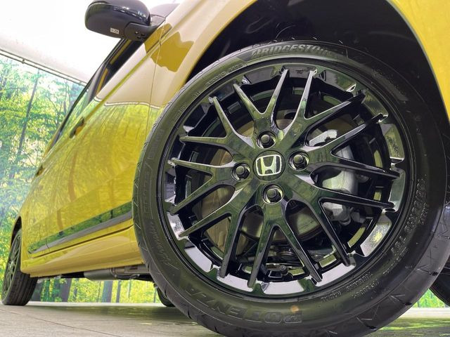 �y����15�C���`�A���~�z�C�[���z�O�ςɃ}�b�`���������A���~�z�C�[���𑕒����Ă���܂��B�e��ЊO�A���~�z�C�[����A�X�^�b�h���X�^�C�����戵�����Ă���܂��B���񂲑��k����������